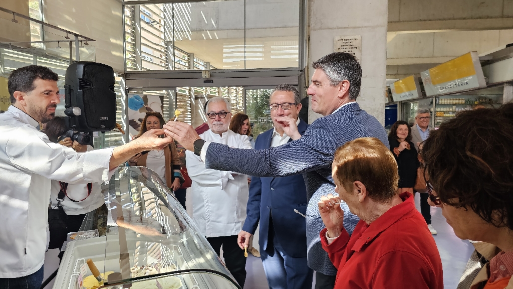 Más de 1200 bolas de helado artesano se reparten en el Mercat en la II Jornada de la Heladería Artesana de la provincia de Alicante