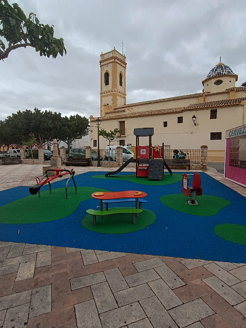 El Ayuntamiento de Villajoyosa rehabilita la zona de juegos infantiles de la plaza de la Ermita