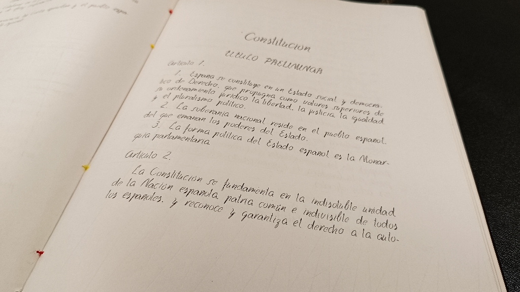 Villajoyosa celebra el 45 aniversario de la Constitución Española con la lectura de artículos y la exposición de documentos del 6 de diciembre de 1978